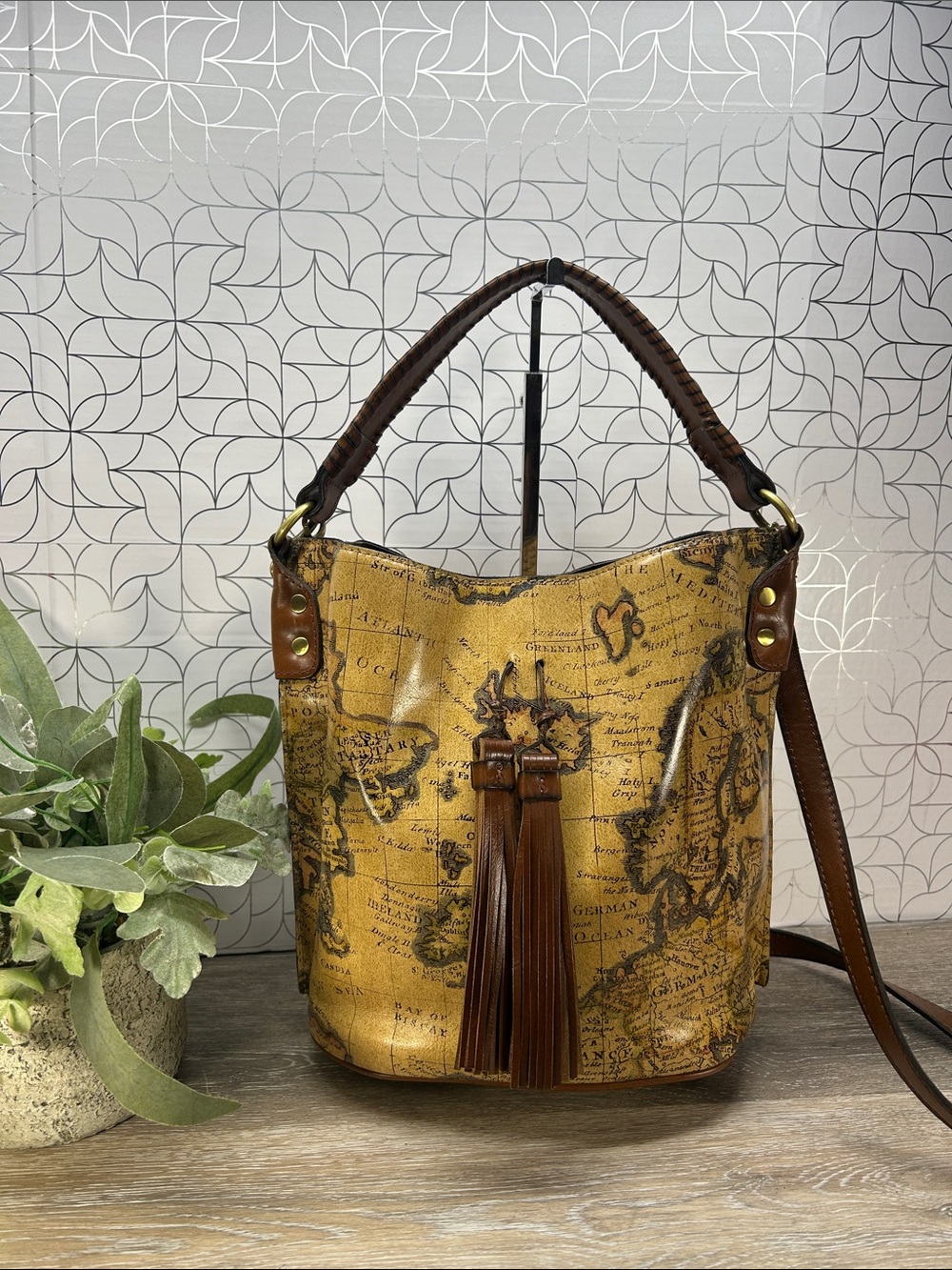 8794 Patricia Nash Leather Map bucket bag 698794